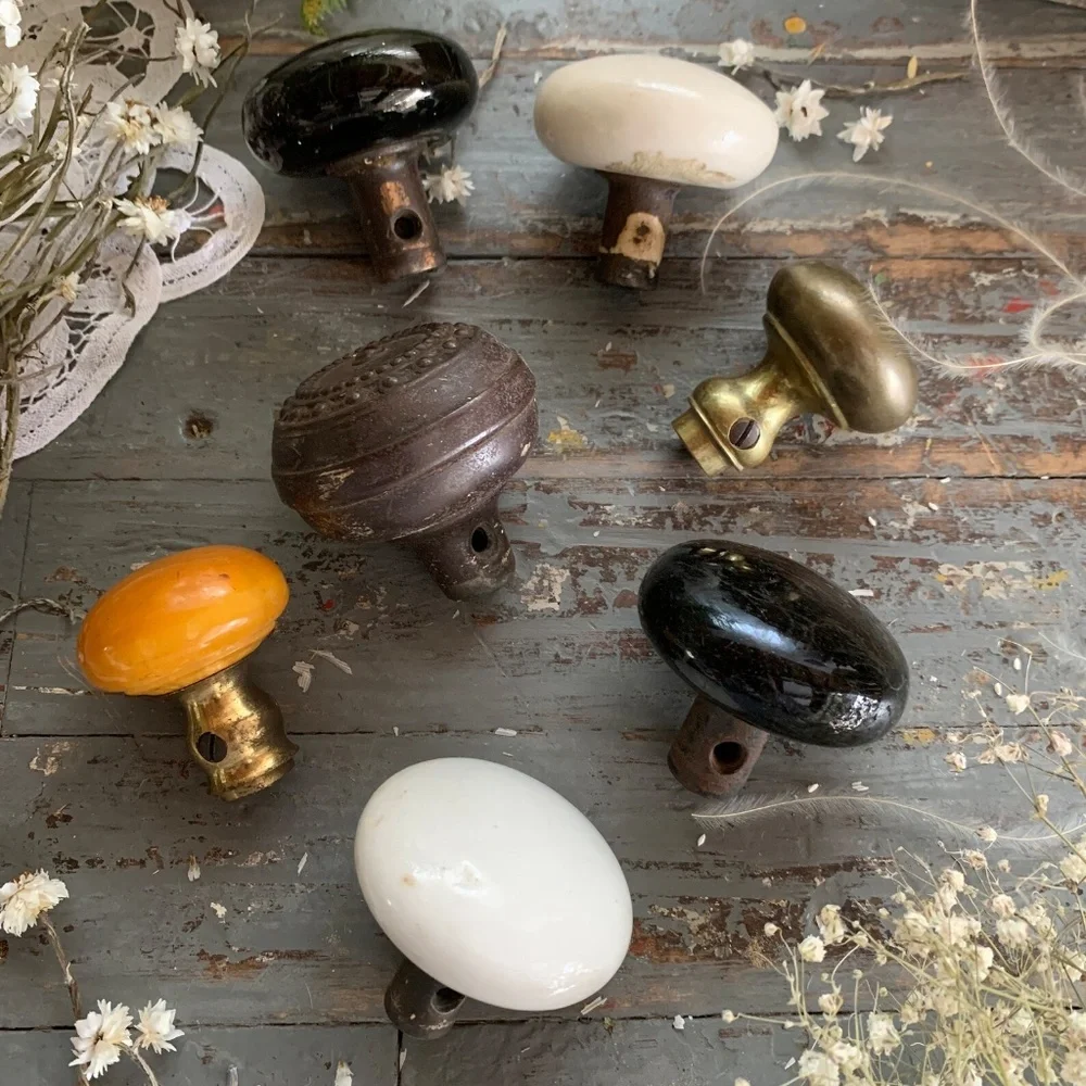 ANTIQUE PORCELAIN & BRASS DOOR KNOBS - Picture 3 of 9